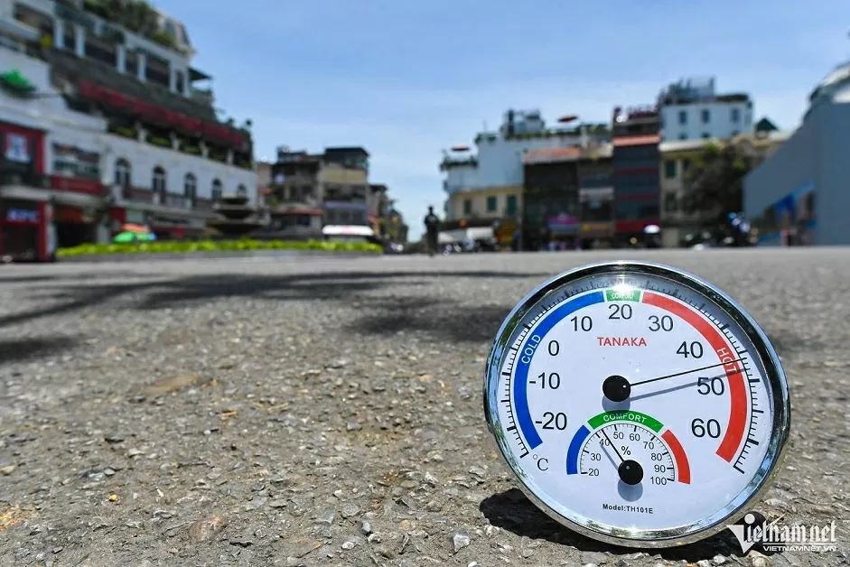 12h trưa 2/6, nhiệt độ đo được trên đường tại khu vực quảng trường Đông Kinh Nghĩa Thục (quận Hoàn Kiếm, Hà Nội) ở mức 46 độ C, xung quanh rất vắng người qua lại. 