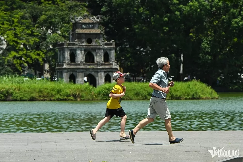 Trưa Hà Nội nắng nóng
