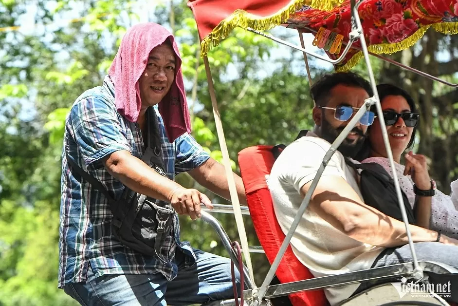 Trưa Hà Nội nắng nóng