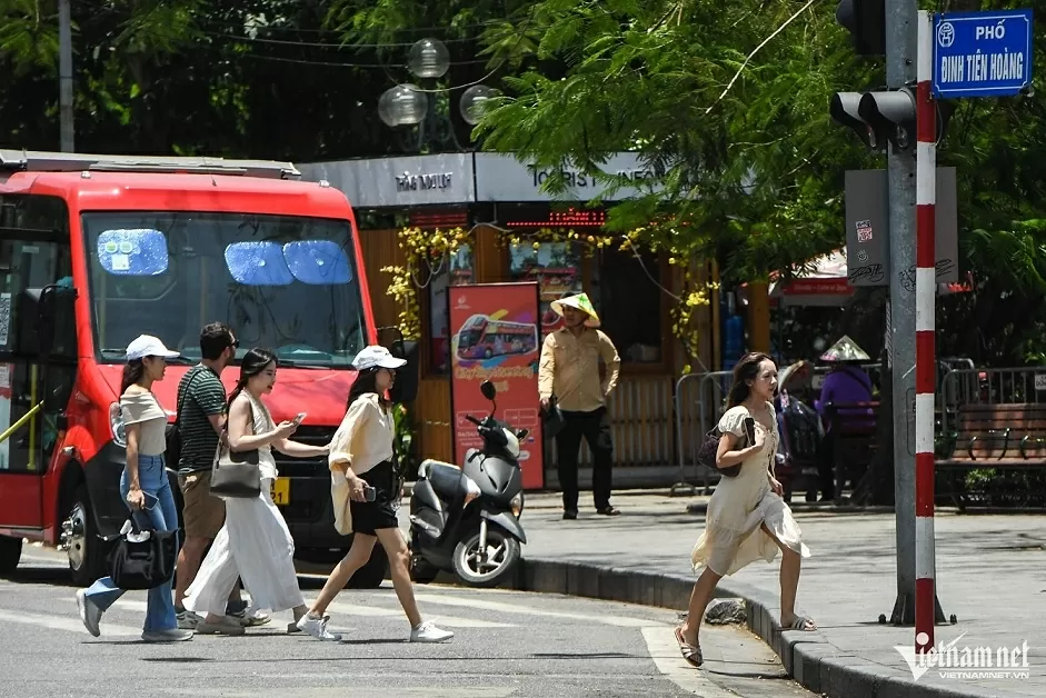 Trưa Hà Nội nắng nóng