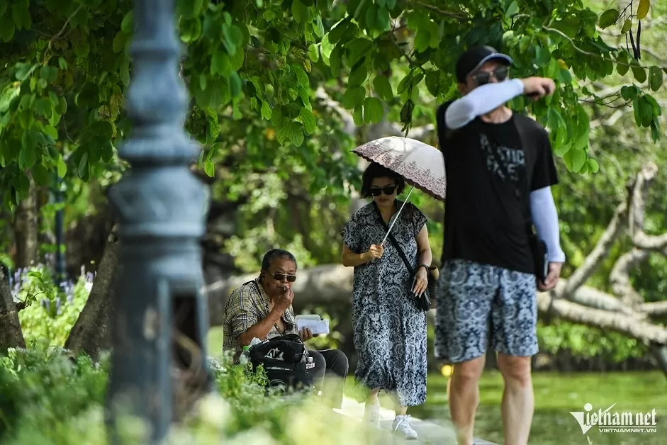 Trưa Hà Nội nắng nóng