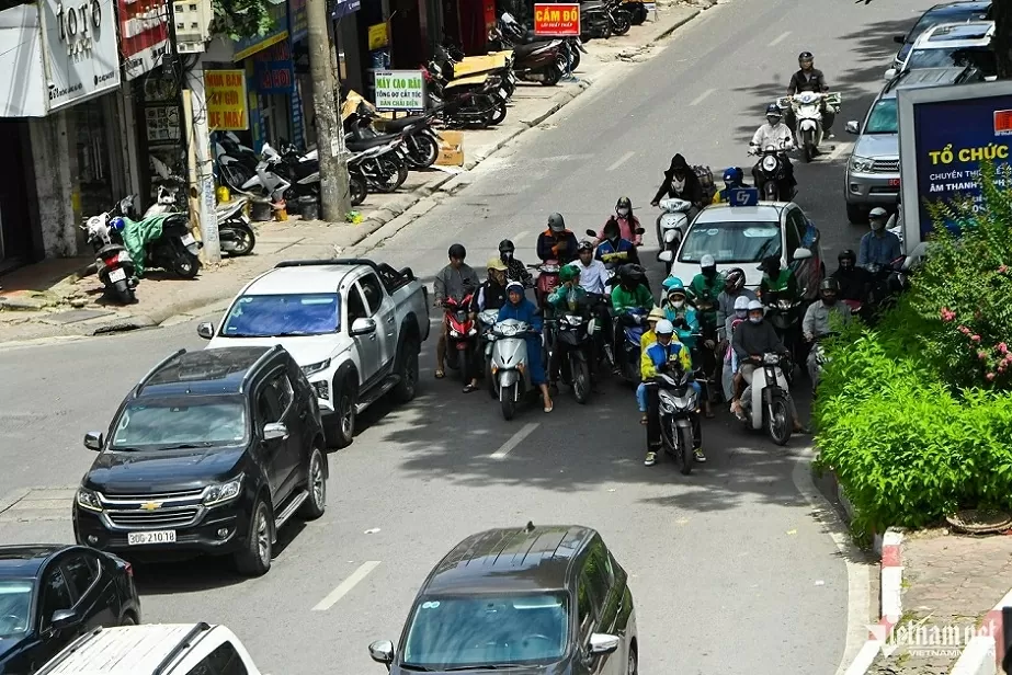 Trưa Hà Nội nắng nóng