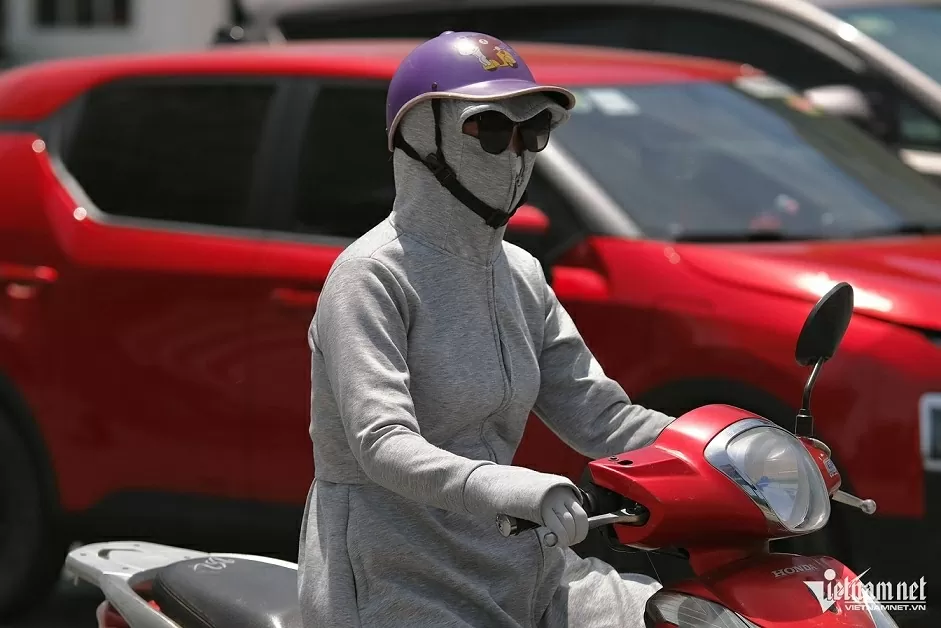 Trưa Hà Nội nắng nóng