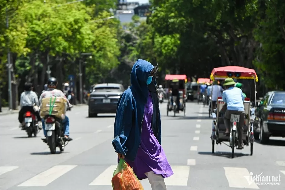 Trưa Hà Nội nắng nóng