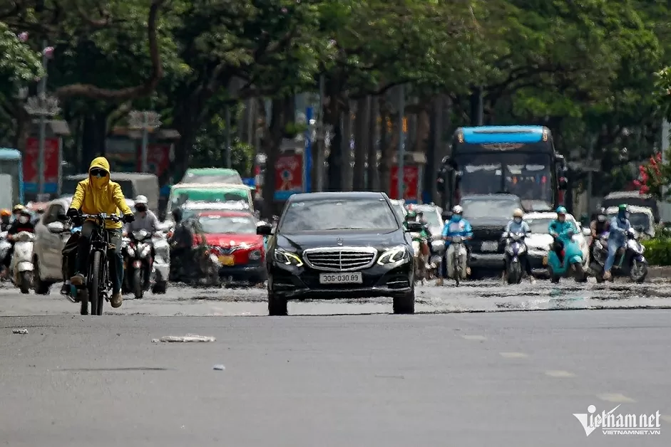 Trưa Hà Nội nắng nóng