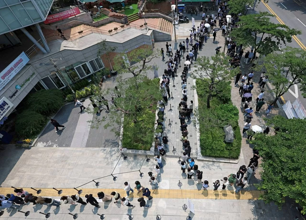 Người dân đi bỏ phiếu sớm tại một trạm bỏ phiếu ở Seoul ngày 29-5 - Ảnh: REUTERS