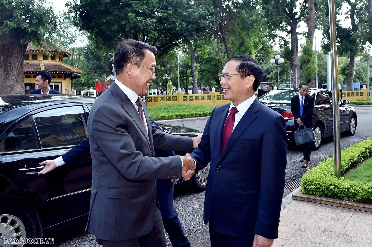 Phó Thủ tướng, Bộ trưởng Ngoại giao Bùi Thanh Sơn hội đàm với Quyền Trưởng ban Đối ngoại Trung ương Lào