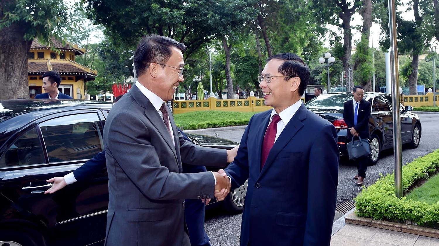 pho thu tuong bo truong ngoai giao bui thanh son hoi dam voi quyen truong ban doi ngoai trung uong lao