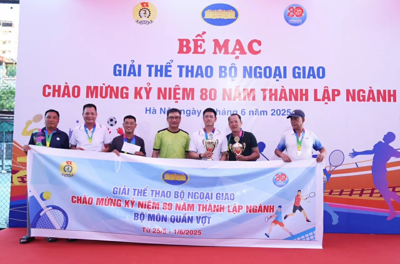 Bộ môn tenis sau 3 ngày thi đấu với thể thức đôi nam đã tìm được chủ nhân của chức vô địch thuộc về Lã Việt Hà-Tạ Minh Tiến của Cục Lễ tân phiên dịch.