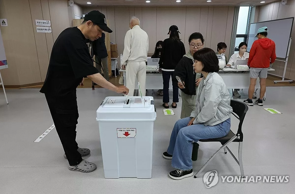 Một cử tri bỏ phiếu sớm tại một trạm bỏ phiếu ở Seoul vào ngày 29 tháng 5 năm 2025