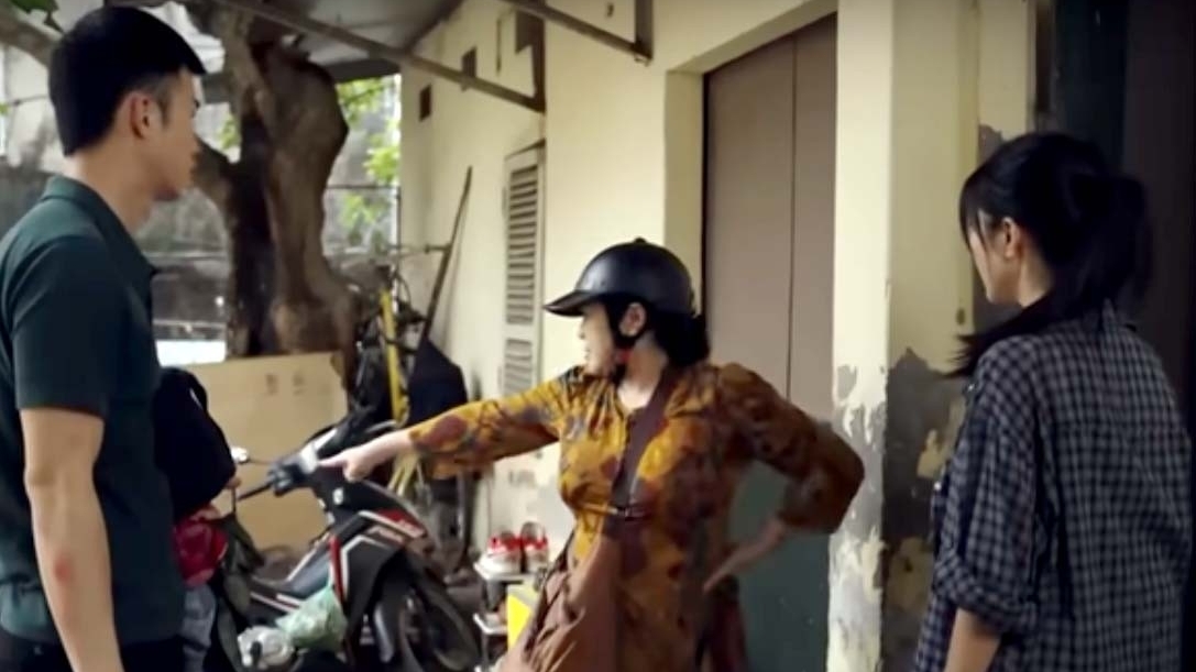 Dịu dàng màu nắng tập 2: Hàng xóm nghi ngờ lối sống sang chảnh bất thường của Lan Anh