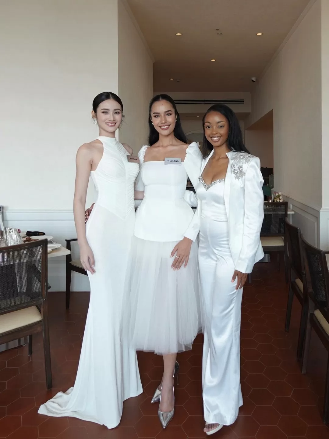 Hoa hậu Ý Nhi thân thiết Miss World 2025 Opal Suchata Chuangsri