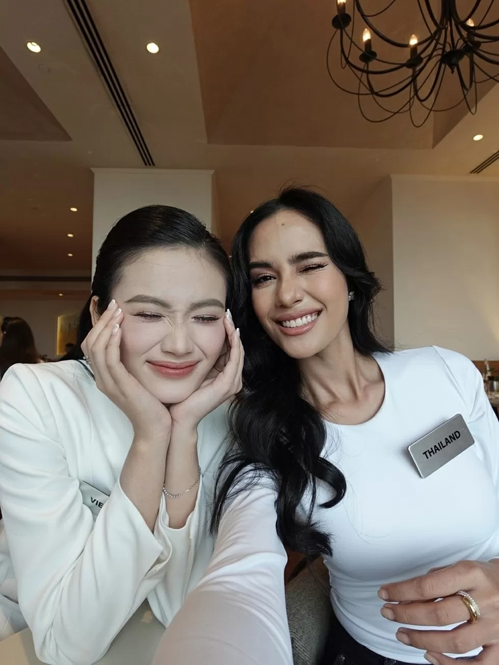 Hoa hậu Ý Nhi thân thiết Miss World 2025 Opal Suchata Chuangsri Hoa hậu Ý Nhi thân thiết Miss World 2025 Opal Suchata Chuangsri