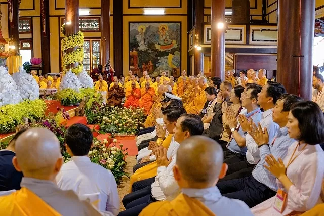 Khép lại hành trình Xá lợi Đức Phật tại Việt Nam với 16 triệu người được c Khép lại hành trình Xá lợi Đức Phật tại Việt Nam với 16 triệu người được c