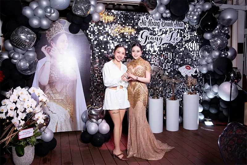 Vân Hugo tham dự và chúc mừng sinh nhật Giang Lee.