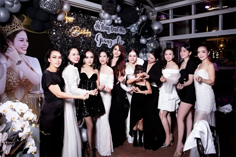 Rất đông đối tác và bạn bè đến dự chúc mừng sinh nhật Giang Lee.