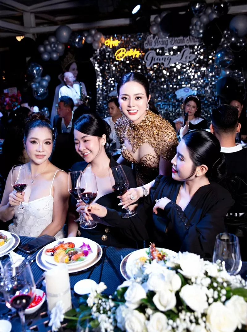 Giang Lee và những người bạn tại tiệc sinh nhật.