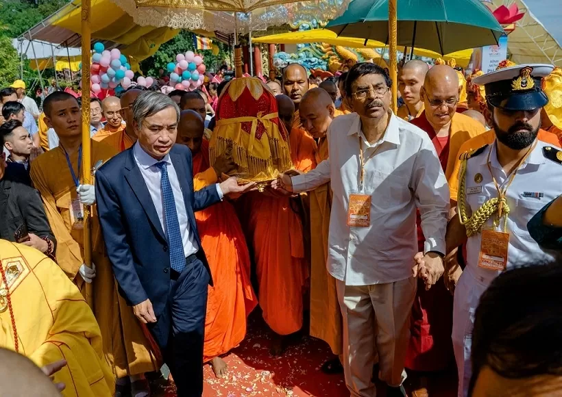 Khép lại hành trình Xá lợi Đức Phật tại Việt Nam với 16 triệu người được chiêm bái Cung tiễn xá lợi Đức Phật, khép lại hành trình tại Việt Nam với 16 triệu người được chiêm bái