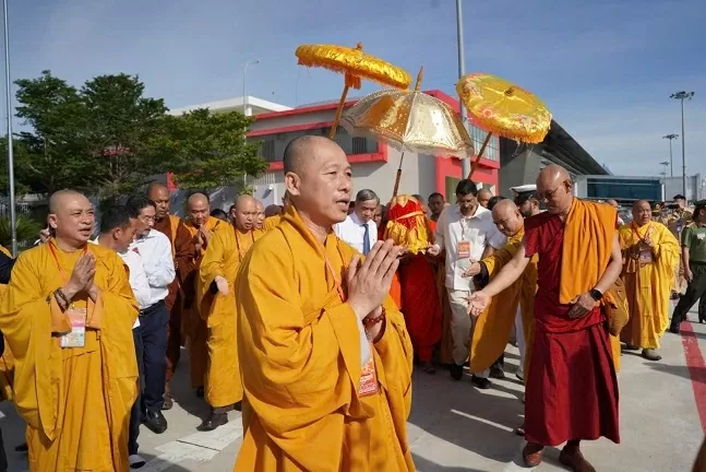 Khép lại hành trình Xá lợi Đức Phật tại Việt Nam với 16 triệu người được chiêm bái Cung tiễn xá lợi Đức Phật, khép lại hành trình tại Việt Nam với 16 triệu người được chiêm bái