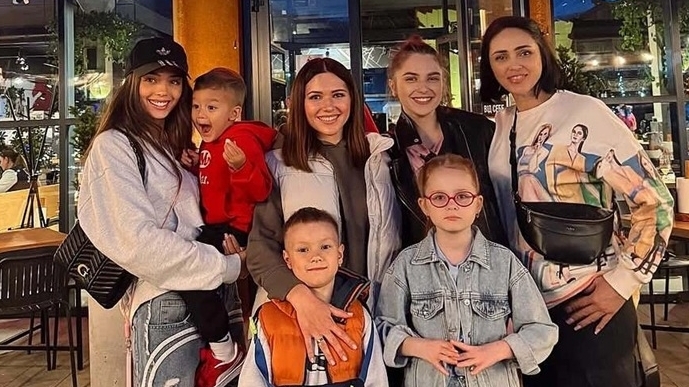 Vợ thủ môn Bùi Tiến Dũng đưa con trai nhỏ về thăm gia đình ở Ukraine