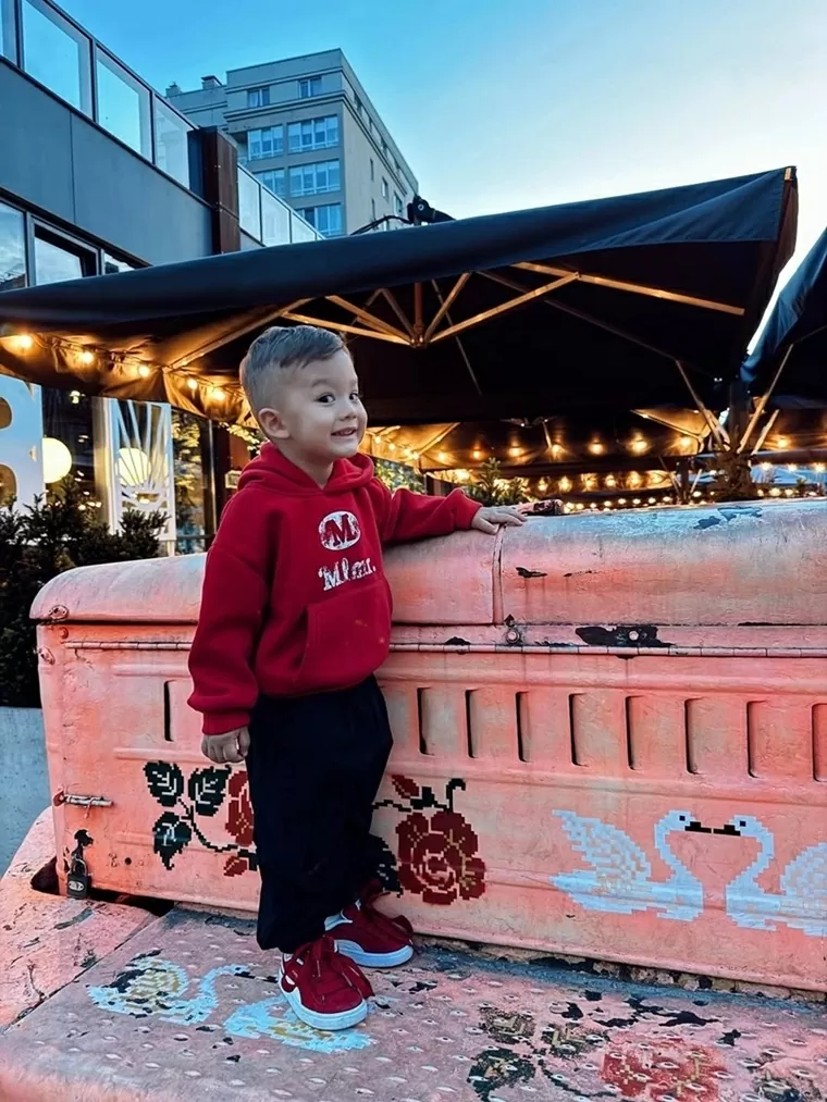 Vợ thủ môn Bùi Tiến Dũng đưa con trai nhỏ về thăm gia đình ở Ukraine