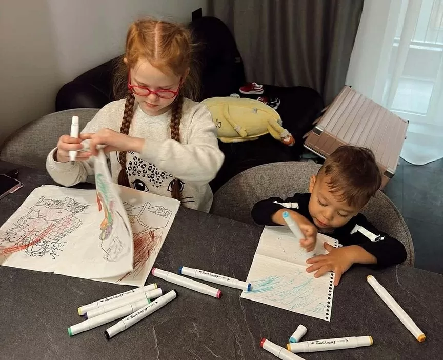 Vợ thủ môn Bùi Tiến Dũng đưa con trai nhỏ về thăm gia đình ở Ukraine