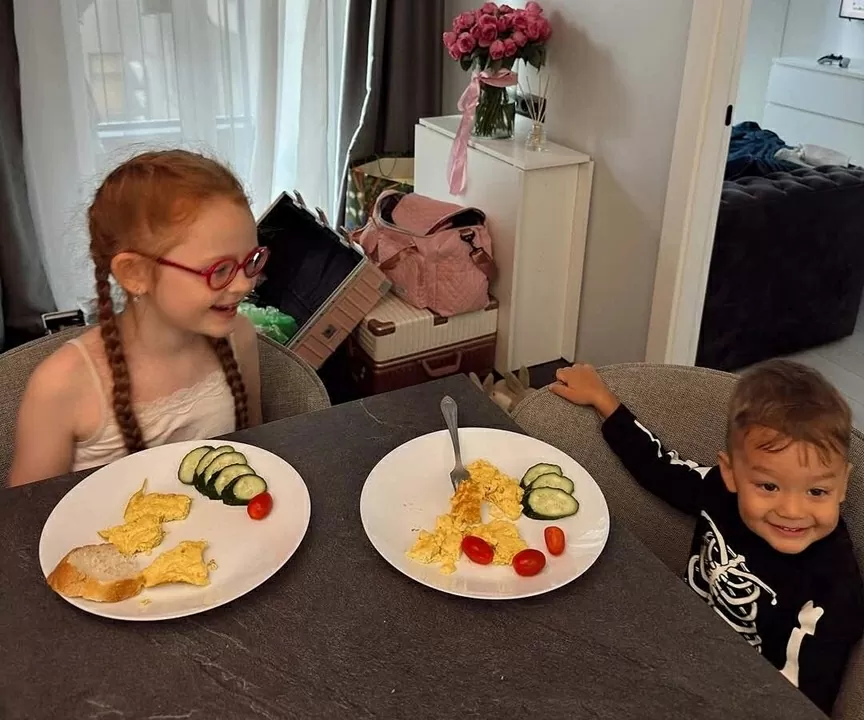 Vợ thủ môn Bùi Tiến Dũng đưa con trai nhỏ về thăm gia đình ở Ukraine