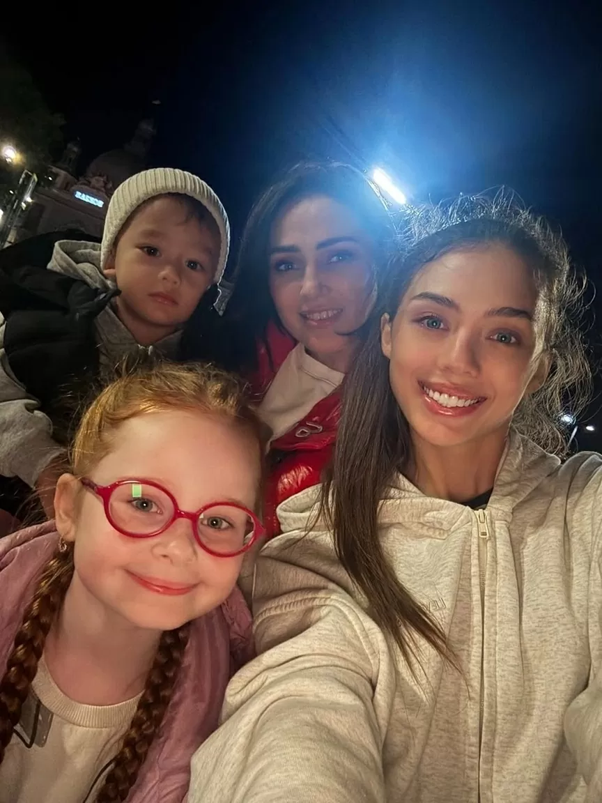 Ngày 1/6, Dianka và con trai Danil đến Lviv, Ukraine sau hành trình di chuyển dài từ TP. Hồ Chí Minh. Vợ con thủ môn Bùi Tiến Dũng được mẹ và em gái chào đón khi về tới nhà.