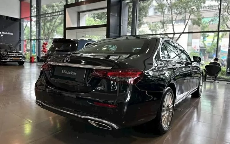 Bản thấp Mercedes-Benz E 200 Exclusive cũng nhận được ưu đãi giảm giá hấp dẫn từ đại lý