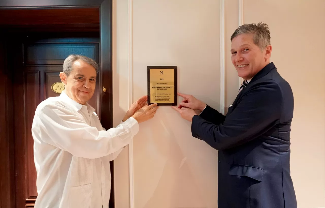 Đại sứ Mexico tại Việt Nam Alejandro Negrin và Tổng quản lý Sofitel Legend Metropole Hà Nội, George Koumendakos công bố tấm biển kỷ niệm bên ngoài Phòng 215, ngày 30/5/2025. (Nguồn: Metropole Hà Nội)