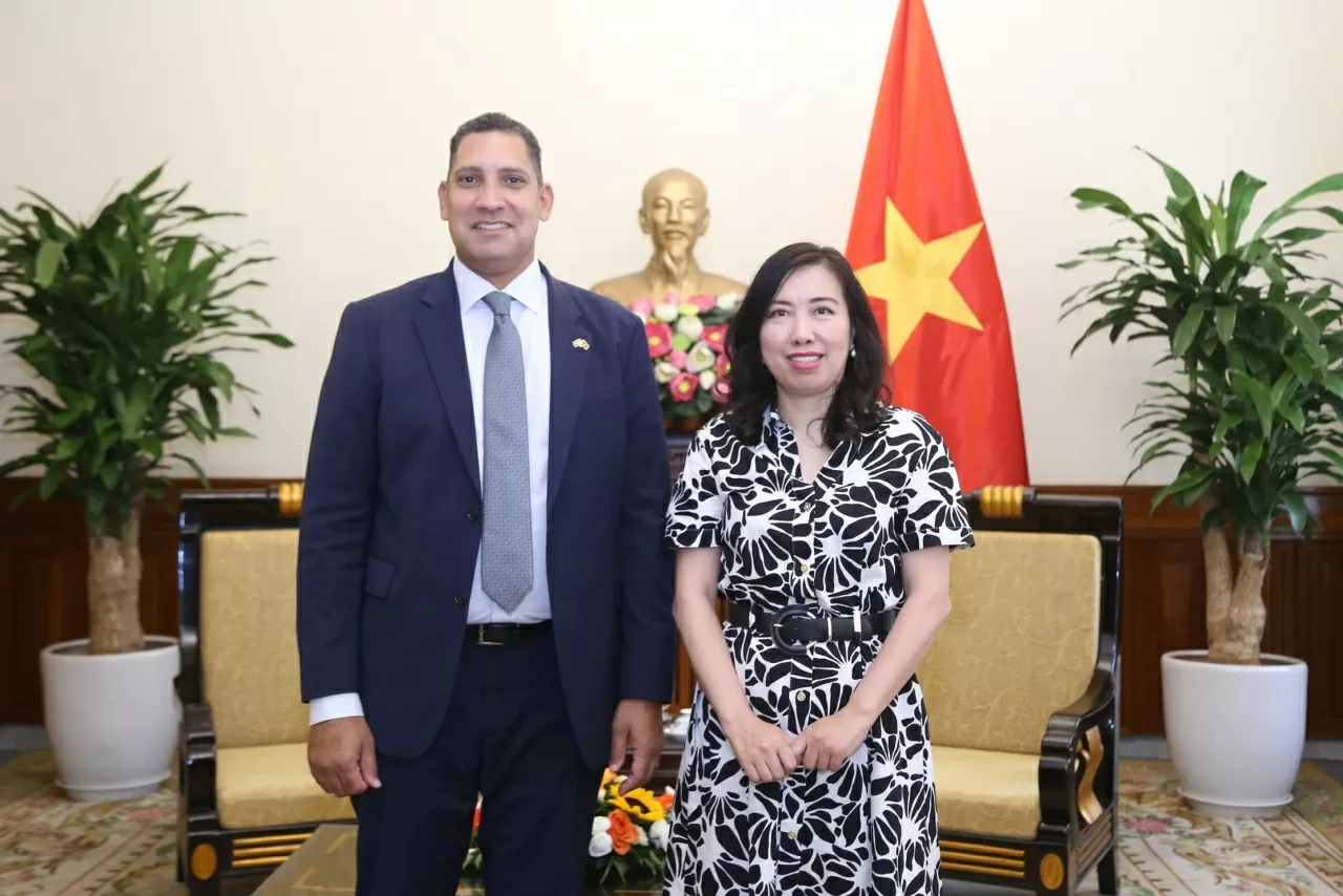 Thứ trưởng Bộ Ngoại giao  Lê Thị Thu Hằng đã tiếp Ngài Johan Ndisi Đại sứ Vương quốc Thụy Điển tại Việt Nam. (Ảnh: Thành Long)