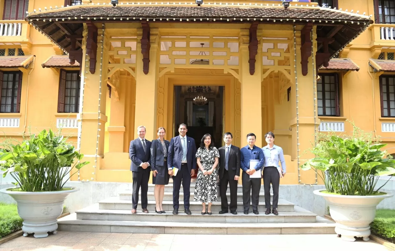 Thứ trưởng Bộ Ngoại giao Lê Thị Thu Hằng và Đại sứ quán Thụy Điển chụp bức ảnh lưu niệm. (Ảnh: Thành Long) Thứ trưởng Bộ Ngoại giao Lê Thị Thu Hằng và Đại sứ quán Thụy Điển chụp bức ảnh lưu niệm. (Ảnh: Thành Long)