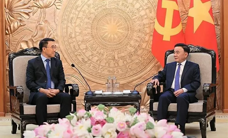 Thường trực Ban Bí thư Trần Cẩm Tú tiếp Quyền Trưởng ban Đối ngoại Trung ương Đảng Nhân dân cách mạng Lào Bounlua Phandanouvong. (Nguồn: TTXVN)