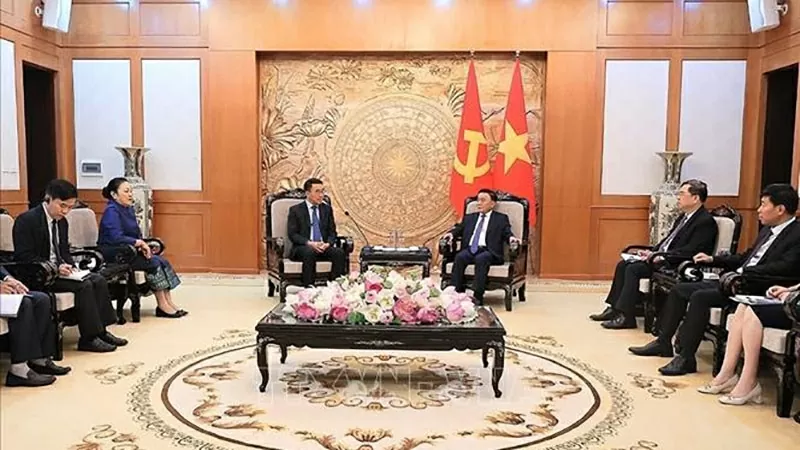 Thường trực Ban Bí thư Trần Cẩm Tú tiếp Quyền Trưởng ban Đối ngoại Trung ương Đảng Nhân dân cách mạng Lào Bounlua Phandanouvong. (Nguồn: TTXVN)
