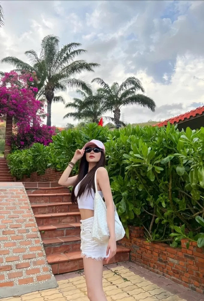 Lã Thanh Huyền sang chảnh dạo phố, Hoa hậu Tiểu Vy trang điểm trong veo Lã Thanh Huyền sang chảnh dạo phố, Hoa hậu Tiểu Vy trang điểm trong veo