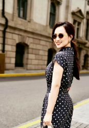 Lã Thanh Huyền sang chảnh dạo phố, Hoa hậu Tiểu Vy trang điểm trong veo