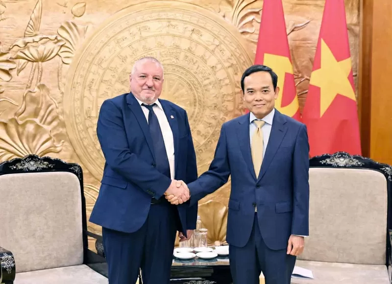 Việt Nam luôn coi trọng và mong muốn phát triển quan hệ hợp tác nhiều mặt với Hungary Việt Nam luôn coi trọng và mong muốn phát triển quan hệ hợp tác nhiều mặt với Hungary