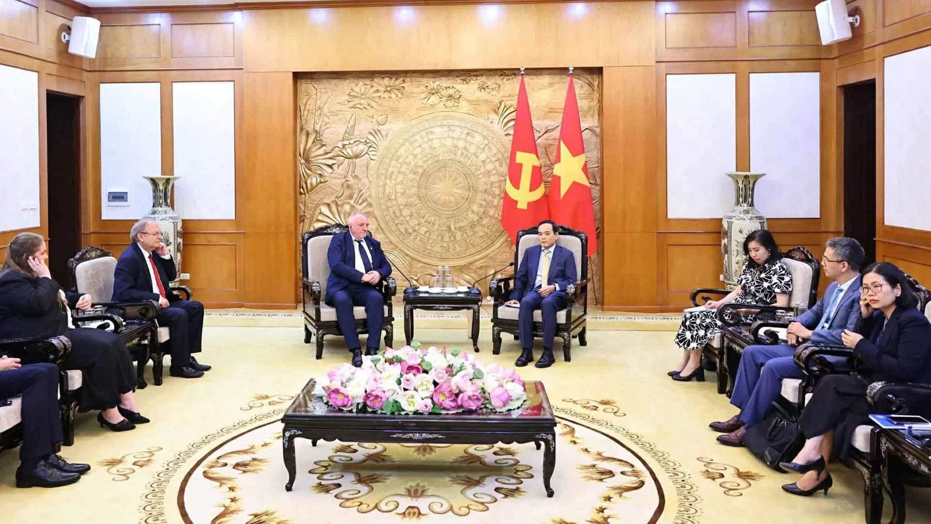 Việt Nam luôn coi trọng và mong muốn phát triển quan hệ hợp tác nhiều mặt với Hungary Việt Nam luôn coi trọng và mong muốn phát triển quan hệ hợp tác nhiều mặt với Hungary