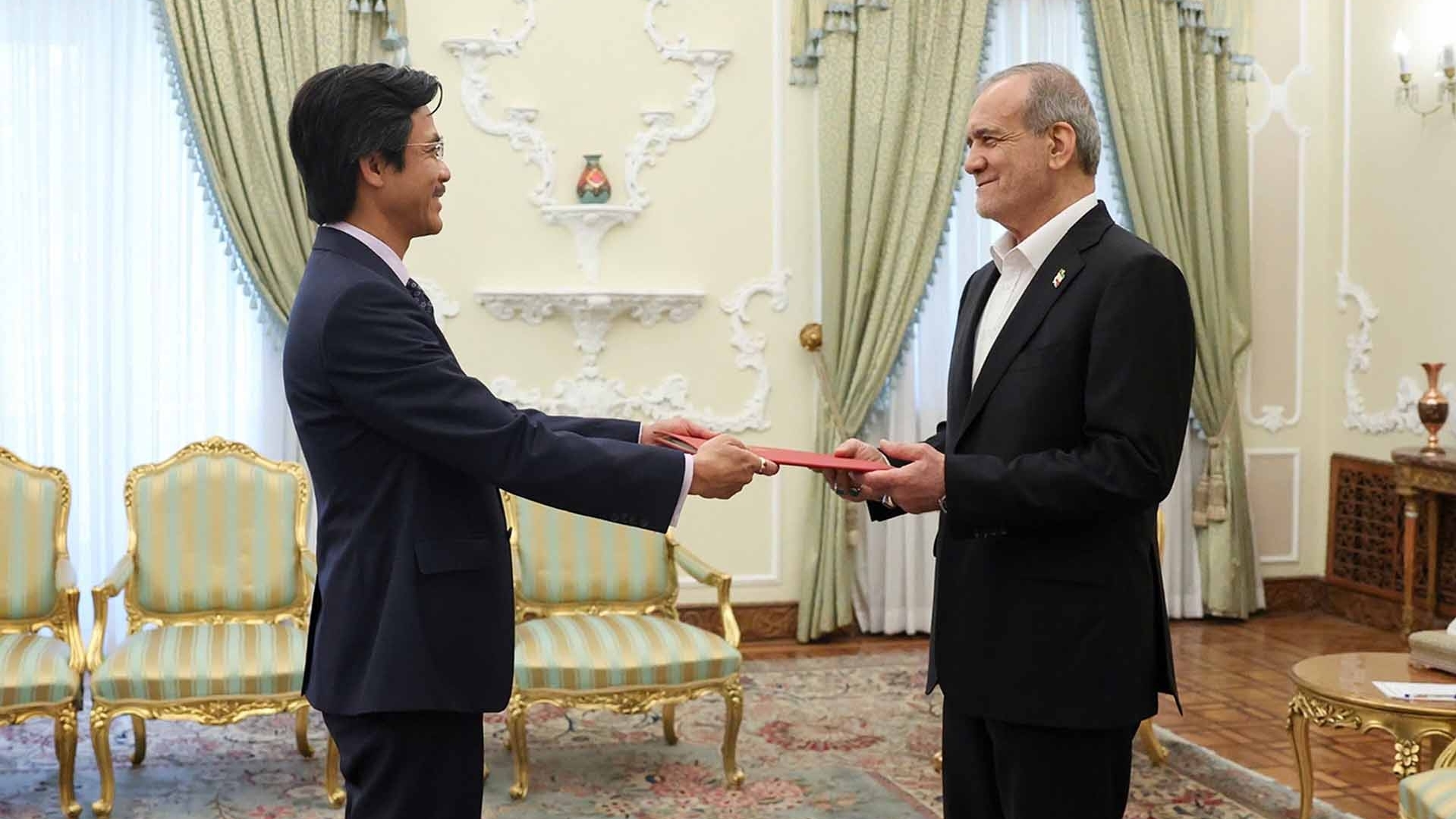 Đại sứ Nguyễn Lương Ngọc trình Thư ủy nhiệm lên Tổng thống Iran
