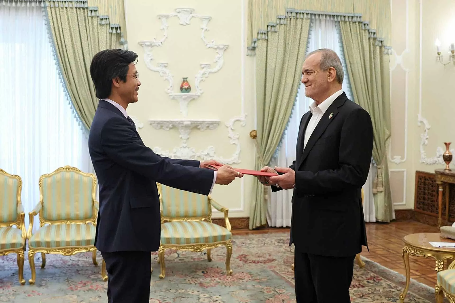 Đại sứ Nguyễn Lương Ngọc trình Thư ủy nhiệm lên Tổng thống Iran Đại sứ Nguyễn Lương Ngọc trình Thư ủy nhiệm lên Tổng thống Iran