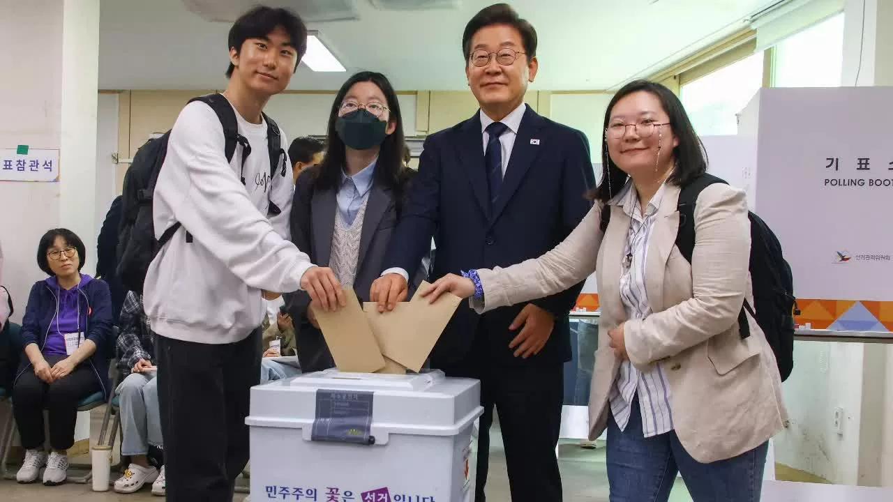 Tổng số cử tri đủ điều kiện năm nay vào khoảng 44,39 triệu người. Trong đó, 34,74% số cử tri này đã tham gia bỏ phiếu sớm trong 2 ngày 29 - 30/5.(Nguồn: Yonhap)