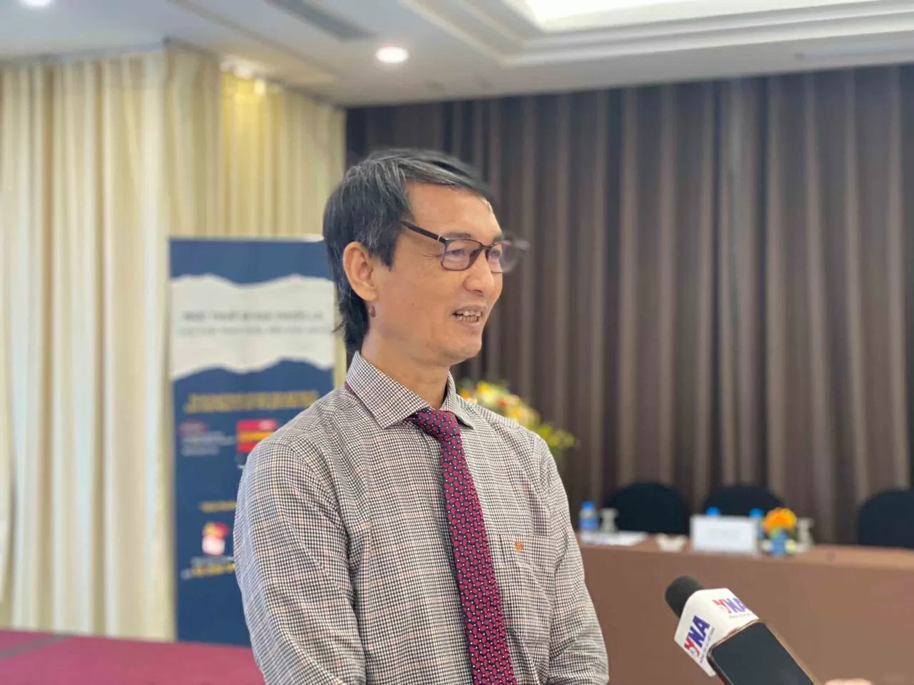Thạc sĩ, Bác sĩ Nguyễn Tuấn Lâm từ WHO trả lời phỏng vấn báo chí. (Ảnh: Việt Hoàng)