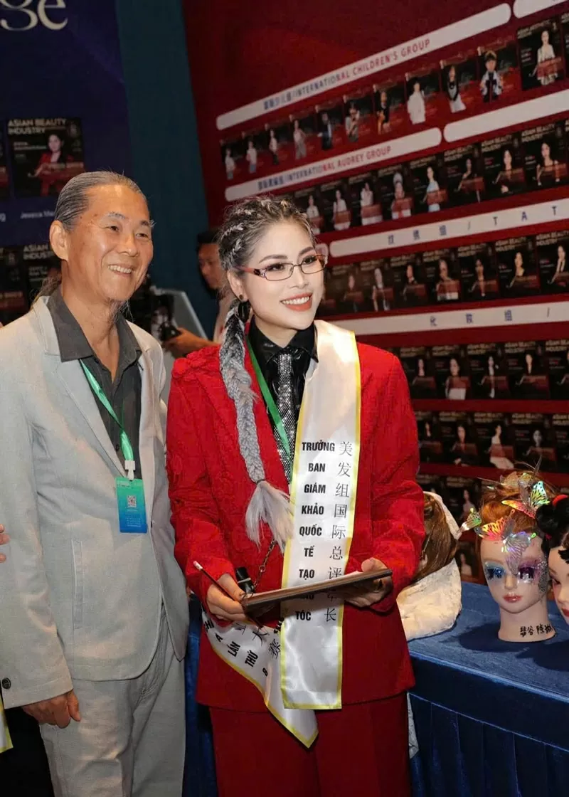 CEO Dung Trần không chỉ là giám khảo mà còn là người dìu dắt thế hệ trẻ bước vào nghề tóc bằng cả trái tim và sự tận tụy. CEO Dung Trần không chỉ là giám khảo mà còn là người dìu dắt thế hệ trẻ bước vào nghề tóc bằng cả trái tim và sự tận tụy.