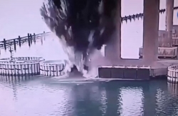 Vừa kết thúc đàm phán với Nga, Ukraine ra đòn tấn công đánh sập chân cầu Crimea