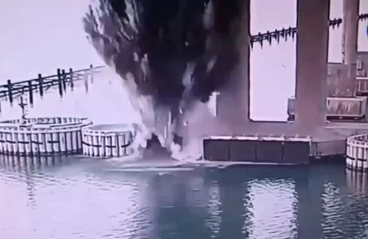 Cơ quan An ninh Ukraine công bố ngày 3 tháng 6 năm 2025, được cho là cho thấy cảnh nổ cầu Kerch nối Crimea với Nga sau một chiến dịch đặc biệt do Cơ quan An ninh Ukraine thực hiện. Cơ quan An ninh Ukraine/AFP qua Getty Images