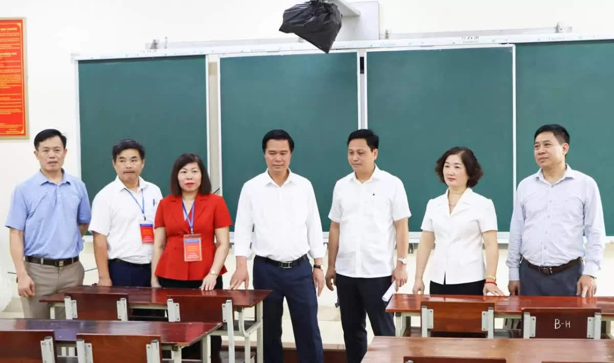 Phó Chủ tịch UBND tỉnh Bắc Ninh Lê Xuân Lợi kiểm tra phòng thi.