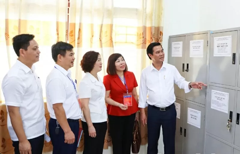 Ban Chỉ đạo thi, tuyển sinh tỉnh Bắc Ninh do Phó chủ tịch UBND tỉnh Lê Xuân Lợi dẫn đầu đã tổ chức kiểm tra công tác chuẩn bị tại Hội đồng thi Trường THPT Hàn Thuyên. Ban Chỉ đạo thi, tuyển sinh tỉnh Bắc Ninh do Phó chủ tịch UBND tỉnh Lê Xuân Lợi dẫn đầu đã tổ chức kiểm tra công tác chuẩn bị tại Hội đồng thi Trường THPT Hàn Thuyên.