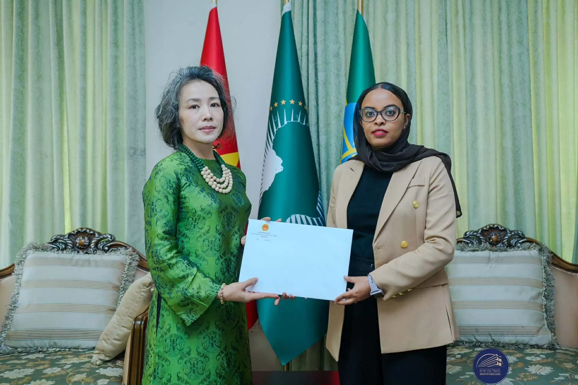 Đại sứ Vũ Thanh Huyền trình Thư ủy nhiệm lên Tổng thống Ethiopia Taye Atske Selassie Đại sứ Vũ Thanh Huyền trình Thư ủy nhiệm lên Tổng thống Ethiopia Taye Atske Selassie