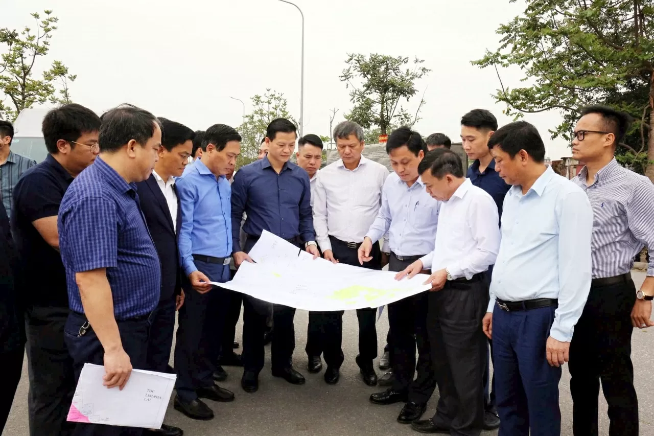 Chủ tịch UBND tỉnh Vương Quốc Tuấn kiểm tra công tác giải phóng mặt bằng, tiến độ thực hiện Dự án đường vành đai 4 - Vùng thủ đô Hà Nội đoạn qua tỉnh Bắc Ninh. (Nguồn: Báo Bắc Ninh) Chủ tịch UBND tỉnh Vương Quốc Tuấn kiểm tra công tác giải phóng mặt bằng, tiến độ thực hiện Dự án đường vành đai 4 - Vùng thủ đô Hà Nội đoạn qua tỉnh Bắc Ninh. (Nguồn: Báo Bắc Ninh)
