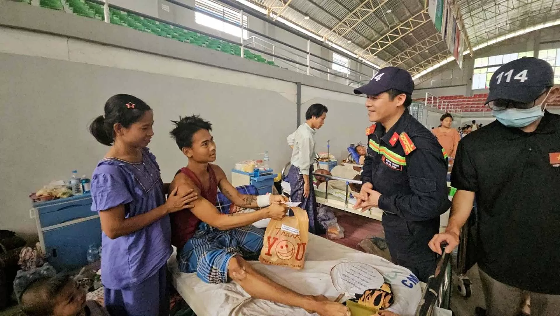 Đoàn công tác Bộ Công an thăm hỏi, hỗ trợ người dân bị thương trong trận động đất ở Myanmar.